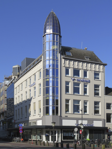 908592 Gezicht op het winkelhoekpand Lange Viestraat 1 te Utrecht, met rechts de Oudegracht-westzijde, vanaf de ...